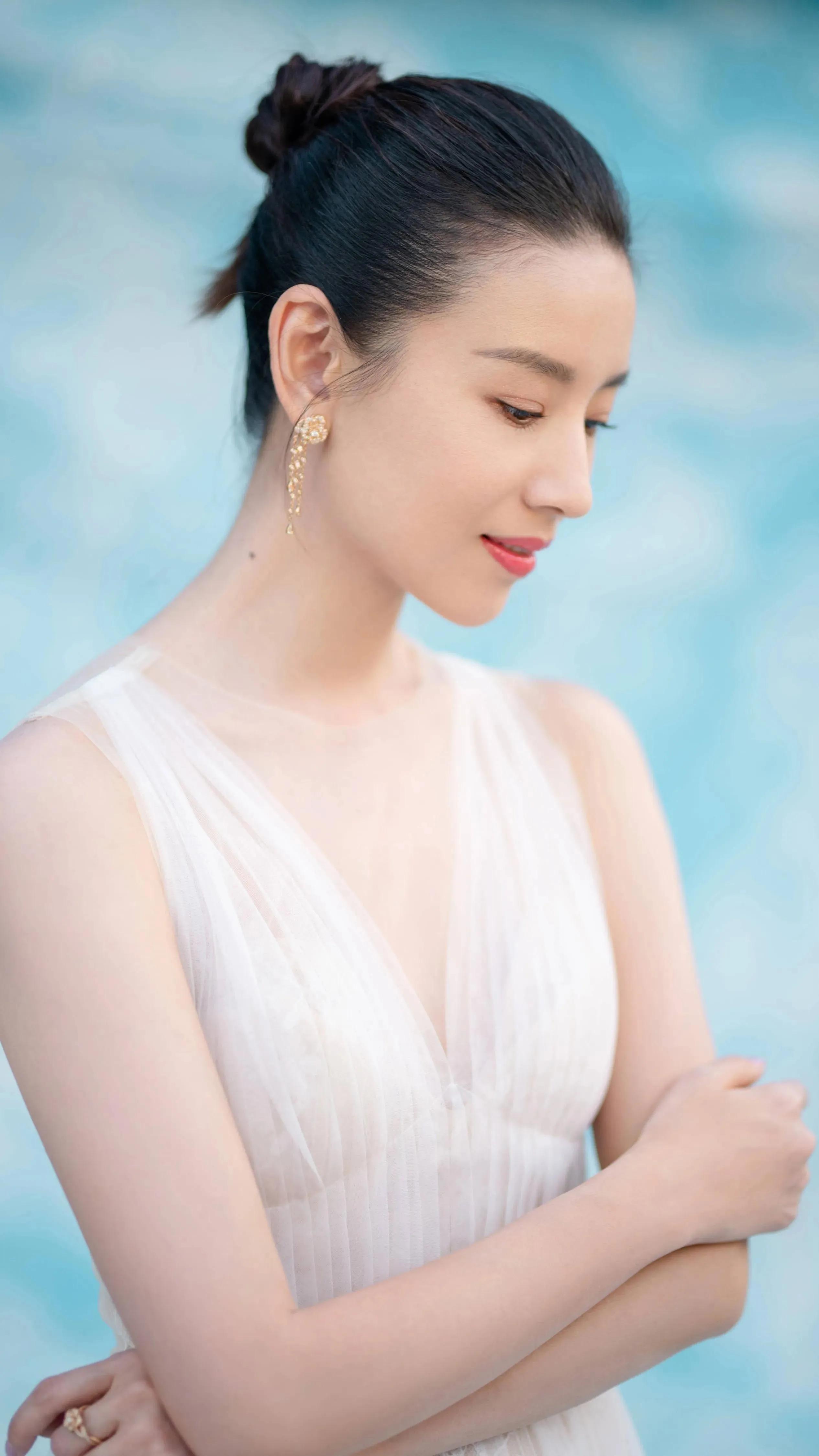 董洁：成熟优雅，气质如兰