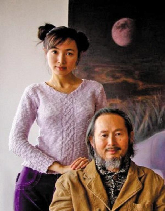 当画家的多多少少都画过人体,比如中国写实画派大咖冷军画自己的爱妻