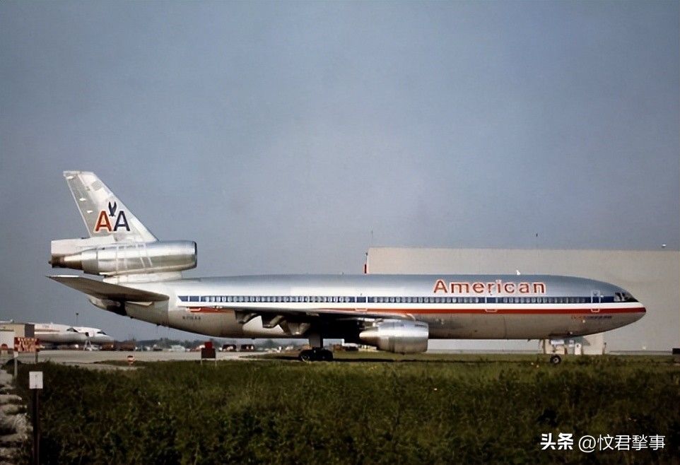 1988年太平洋空难，一架飞机在7500米高空裂开，空姐瞬间被吹飞