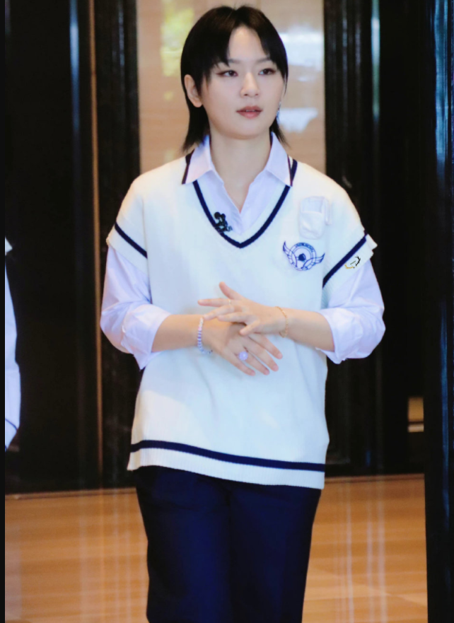 周笔畅杨幂密逃路透！学院风造型显清纯，大幂幂插兜走路又甜又拽