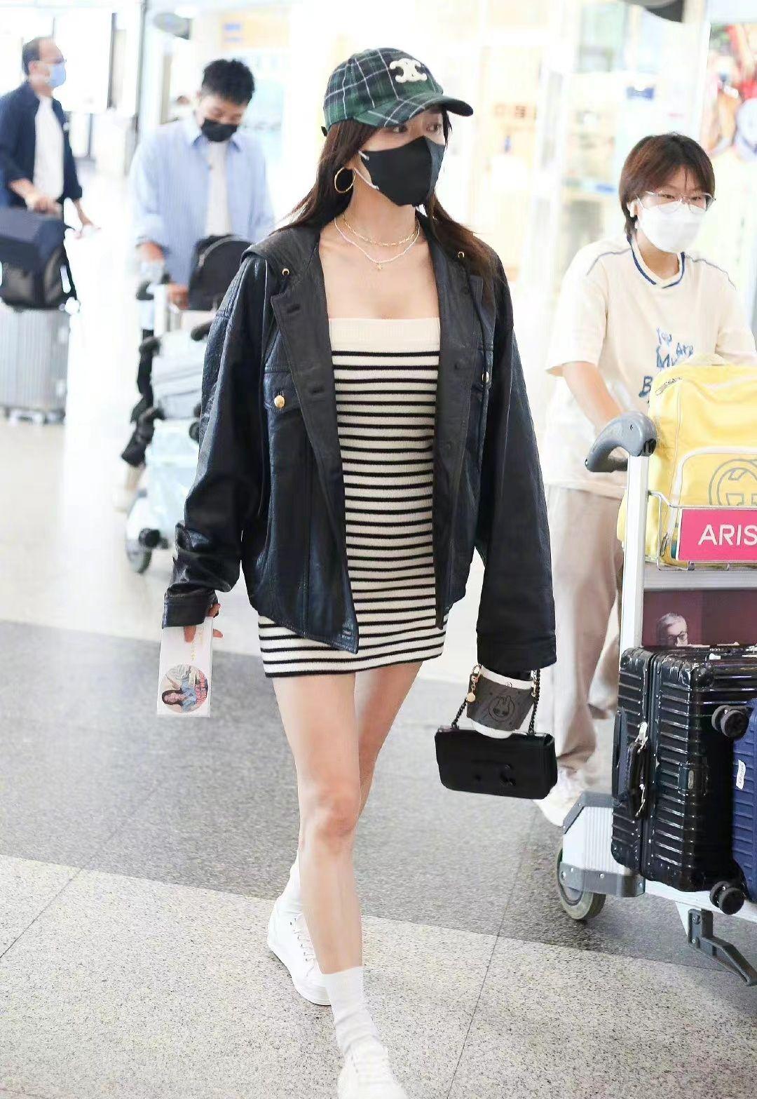 43岁的秦岚为秀身材真拼，针织裙短到大腿，轻盈的少女体态真惊艳