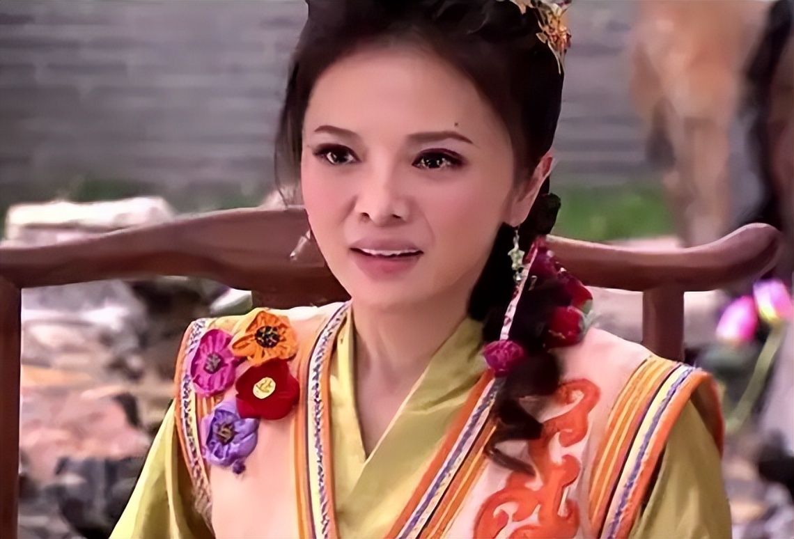 8位红极一时的央视主持人现状，61岁未婚，直播带货，身家过亿