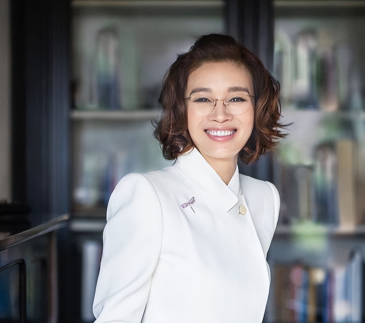 温州富豪胡洁：前夫贪污获刑16年，二婚带娃嫁周立波，送上保时捷