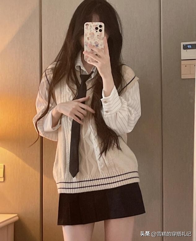 今秋上衣流行“穿短不穿长”，时髦显瘦显腿长，小个子都爱上了