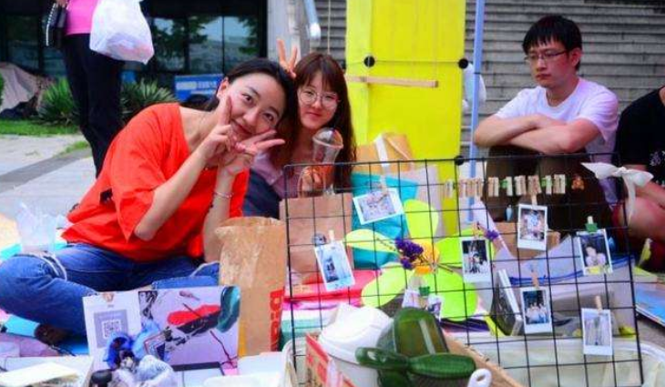 大学校园再出迷惑行为，00后学生到月末扎堆用现金，原因甚是有趣