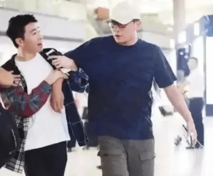 明星“装熟”被打脸有多尬？被保镖“叉出”、台上撕脸，尬到抠地