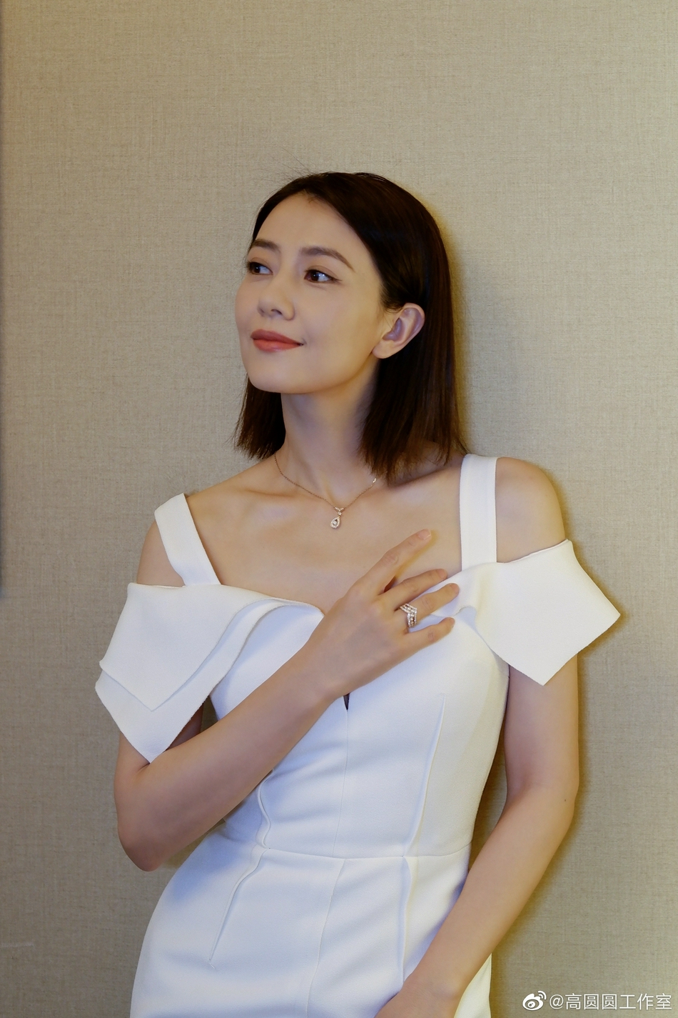 高圆圆穿白色连衣裙小露香肩迷人