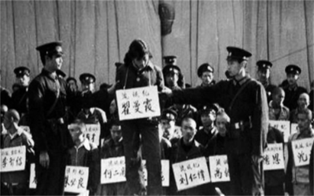 1983年，一女子同时交往18名男友被判“流氓罪”，执行死刑