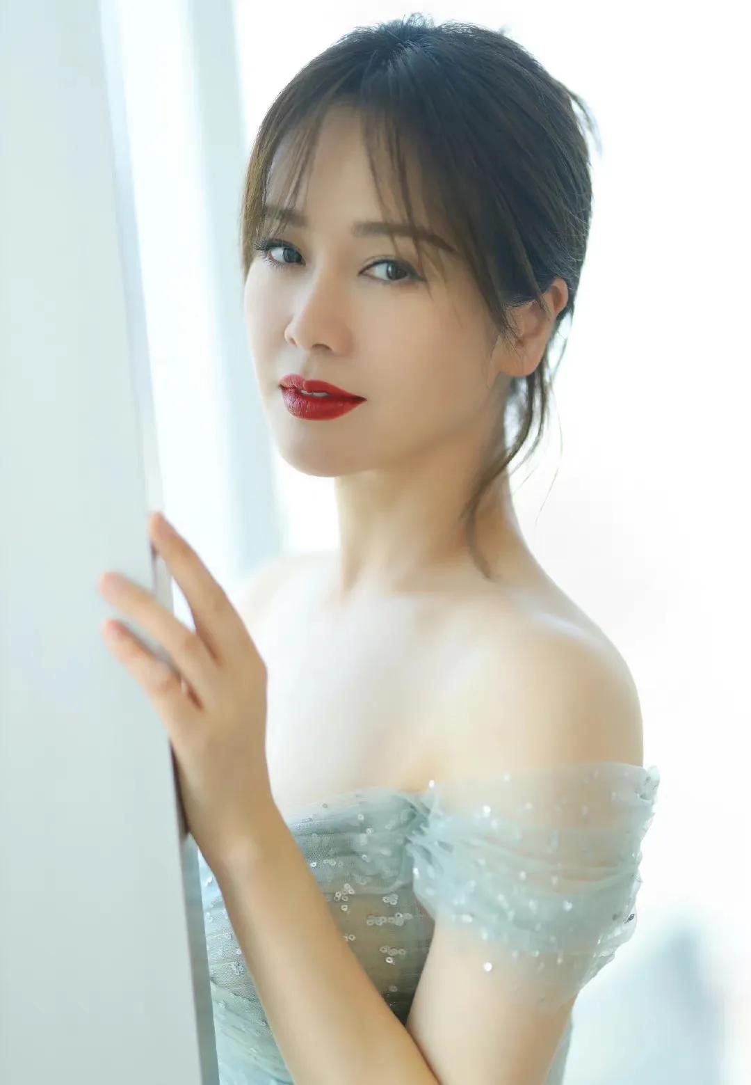 演员左小青:嫁大20岁丈夫,45岁独自带孩子