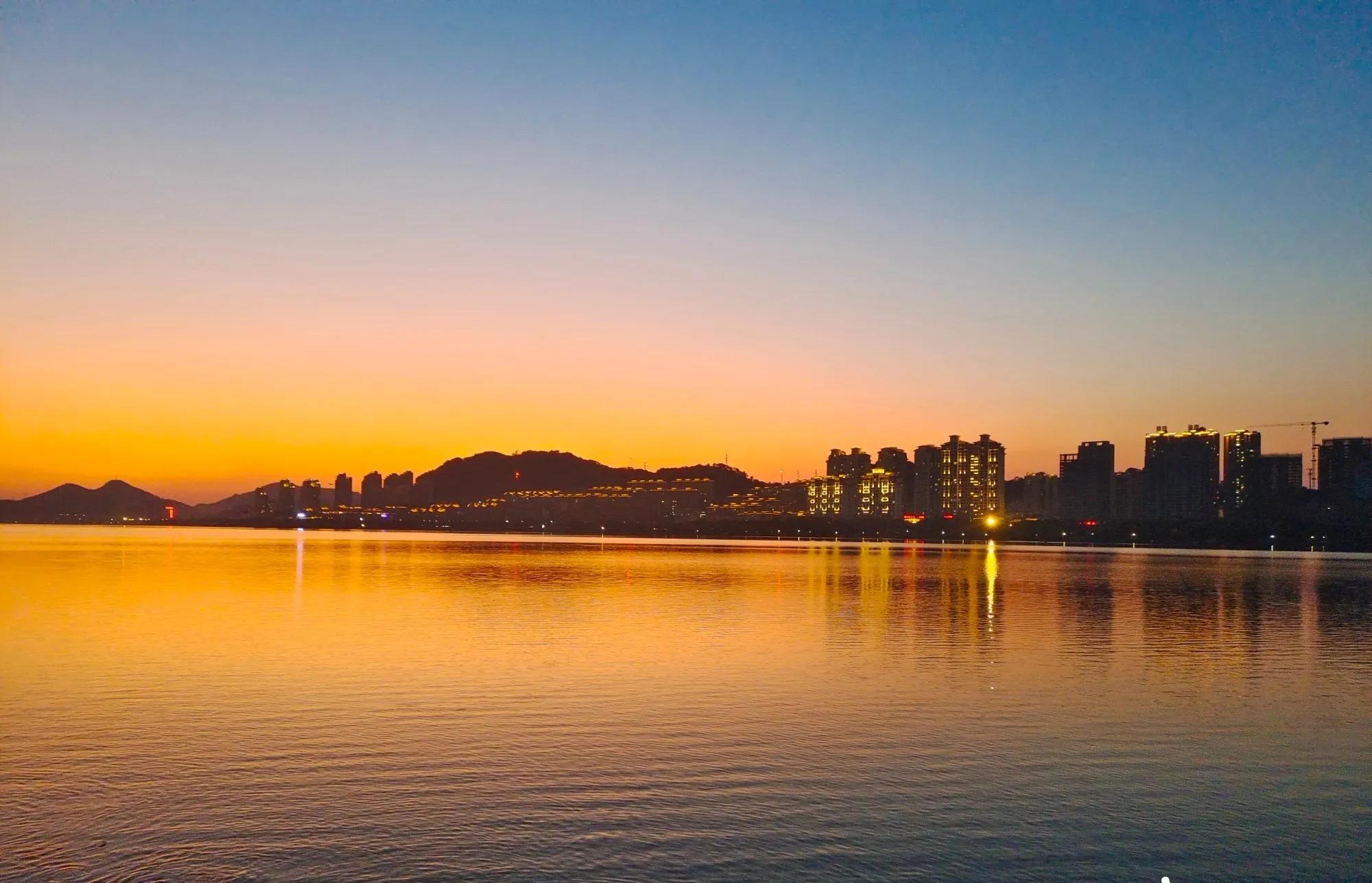 城市灯红酒绿伤感句子(灯红酒绿的城市) - 火句子