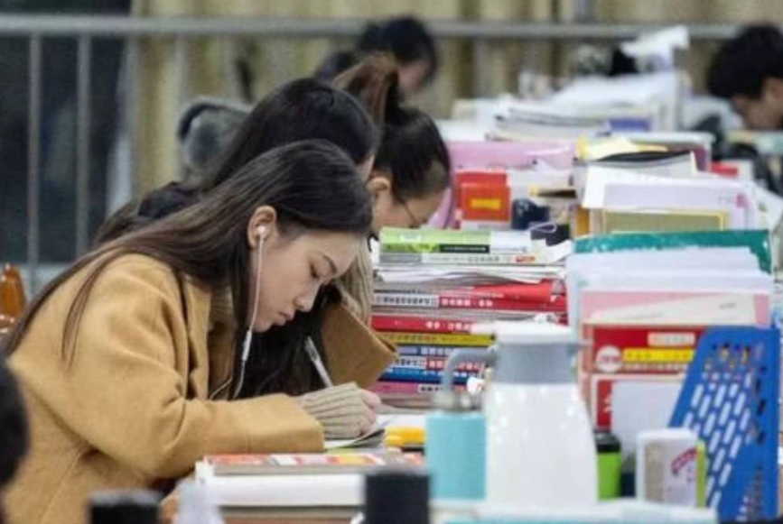 师范生坦言：毕业后，我去民办学校教书，生活并不是理想的模样