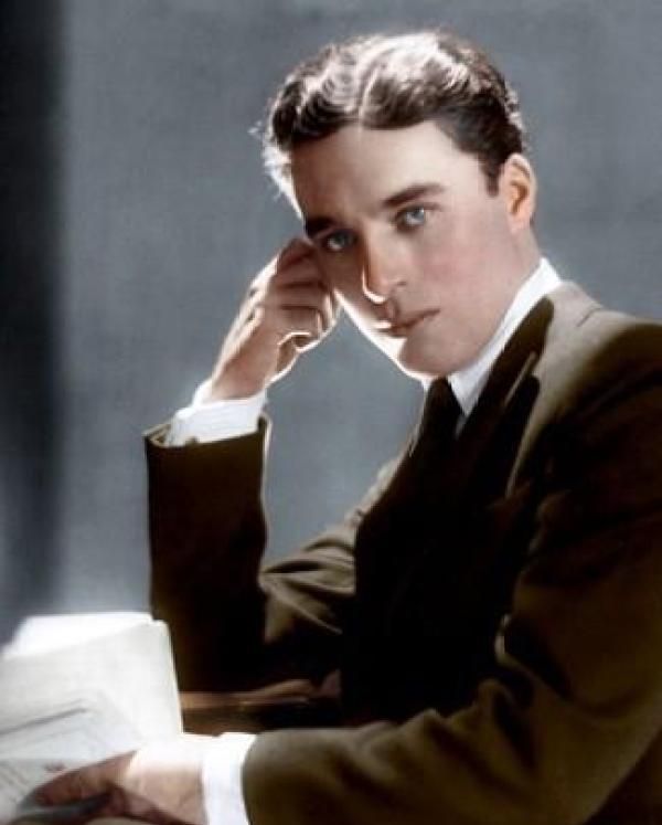 在卓别林的一生中,曾公开承认与7位女星有过交往,其中三位年仅16岁,是