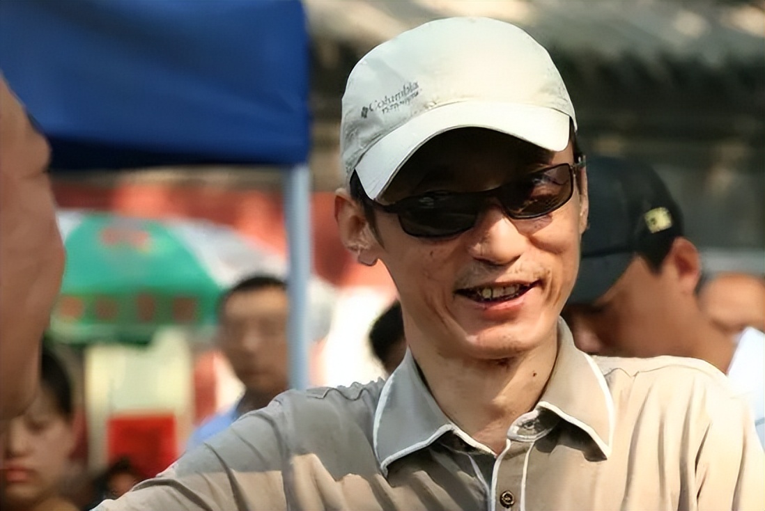 有的说两人早已分居,名存实亡;有的说刘惠宁身体抱恙,对妻子的事睁