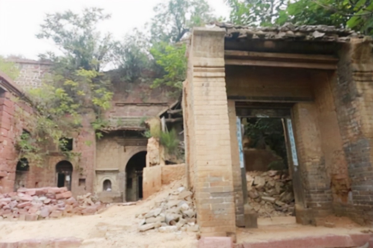 清代状元的后裔：独居深山状元府，坚守着祖宅，无水无电乞讨为生