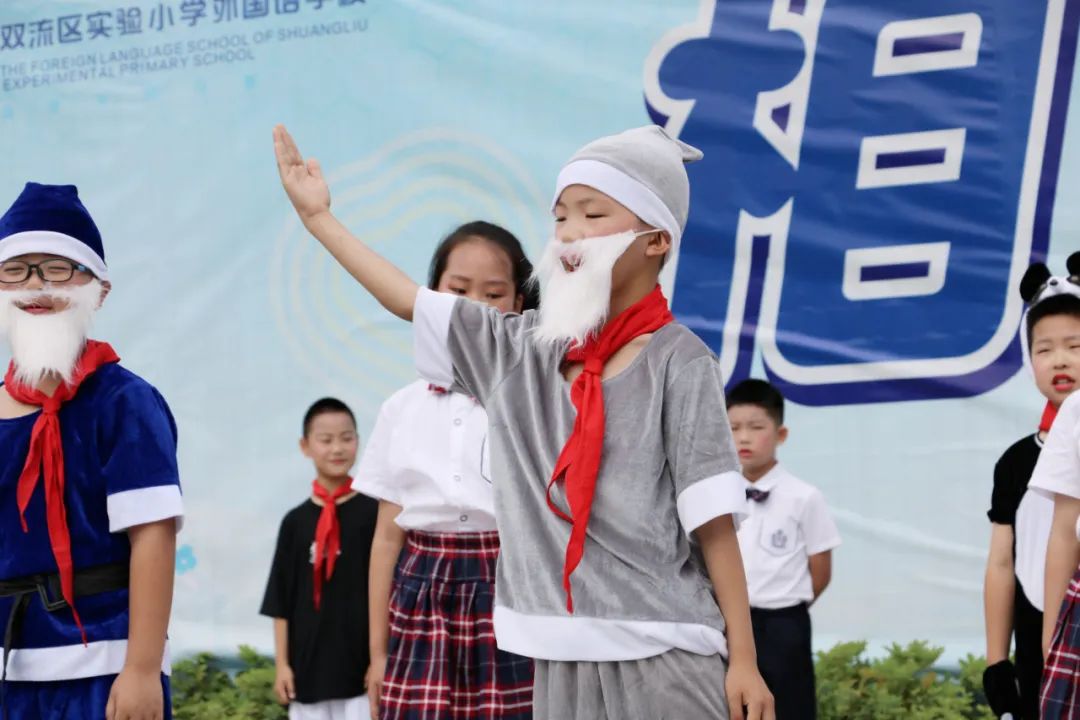 成都市双流区实验小学外国语学校兰花中队进行升旗仪式班级展示