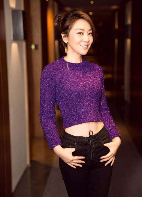 离婚18年了，闫妮和前夫邹伟的人生状况，有何不同？