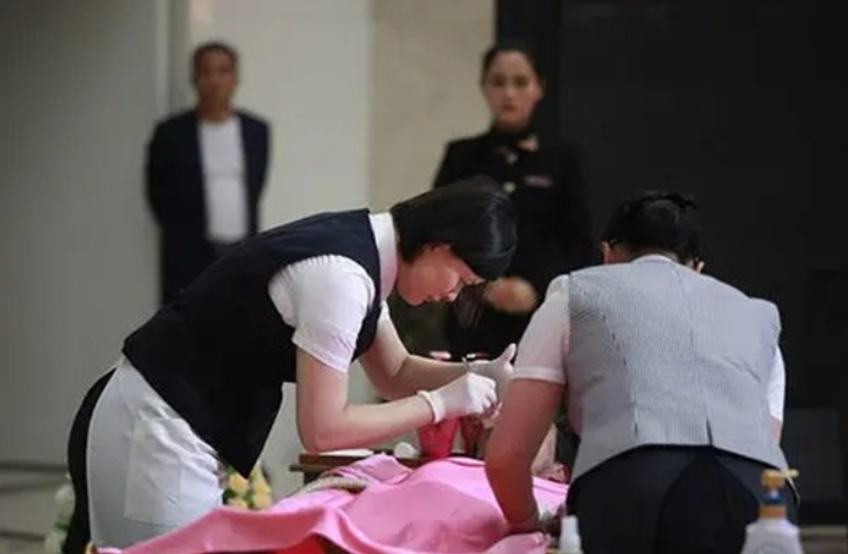 不能用手直接触摸身体，入殓师：与鬼神无关，即便是亲人也不可以