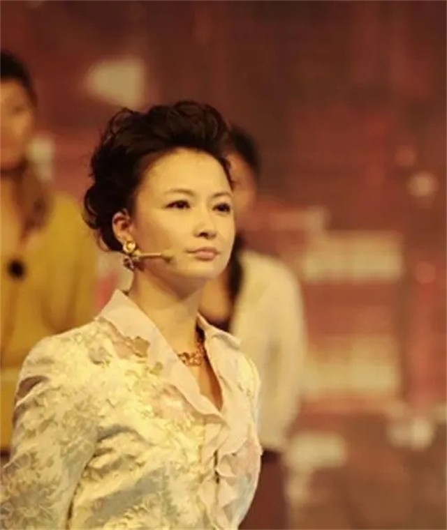 东方卫视名嘴袁鸣：丈夫是美籍华人，儿子十分可爱