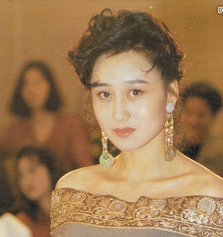 68岁周润发老当益壮,穿紧身衣显腹肌,当发嫂面索吻袁咏仪