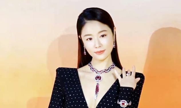 林心如怎么瘦的！S码的礼服塞进去竟然没赘肉，没了大红唇真养眼