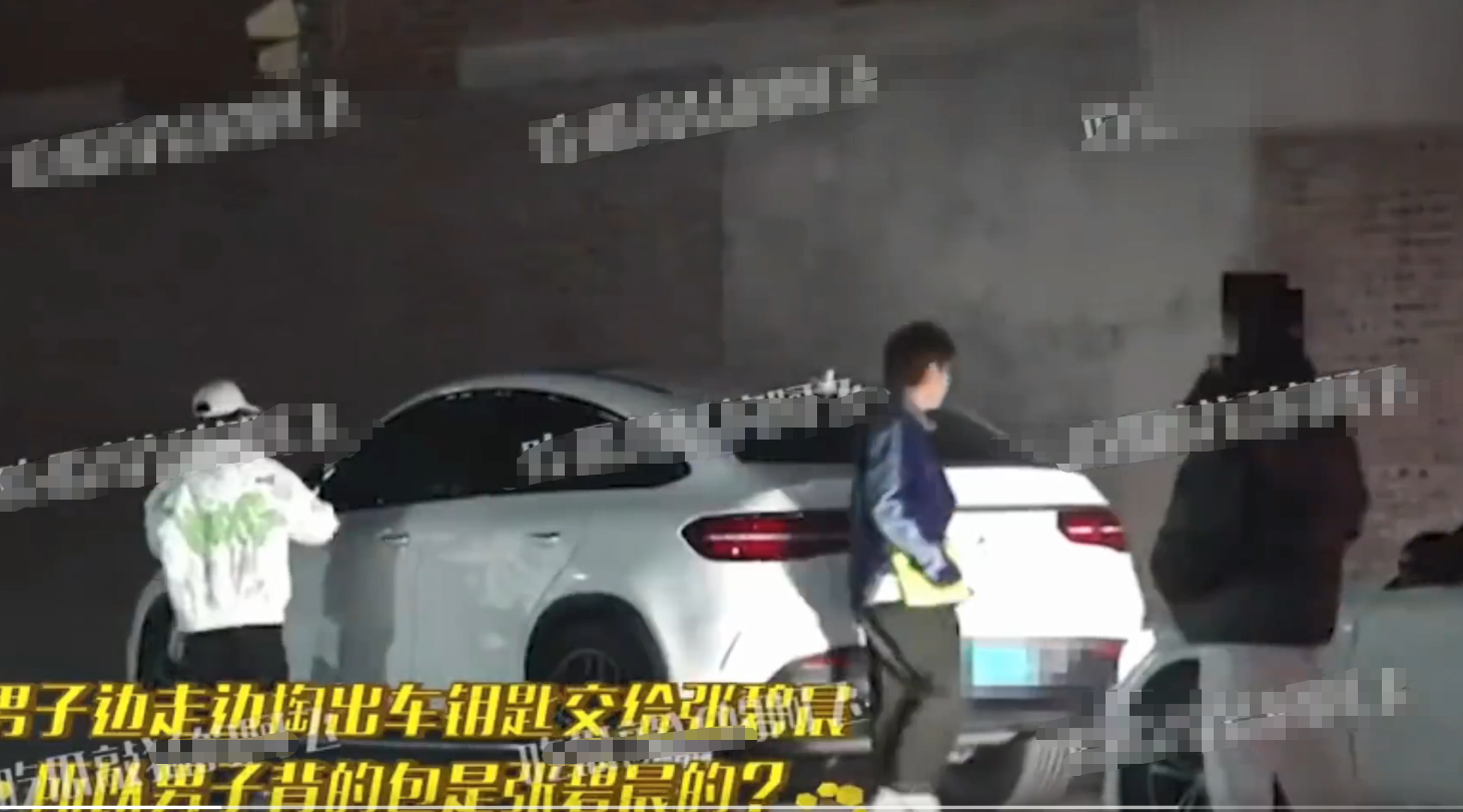 张碧晨酒后与男子同行回酒店，途中不慎腿部受伤引发关注