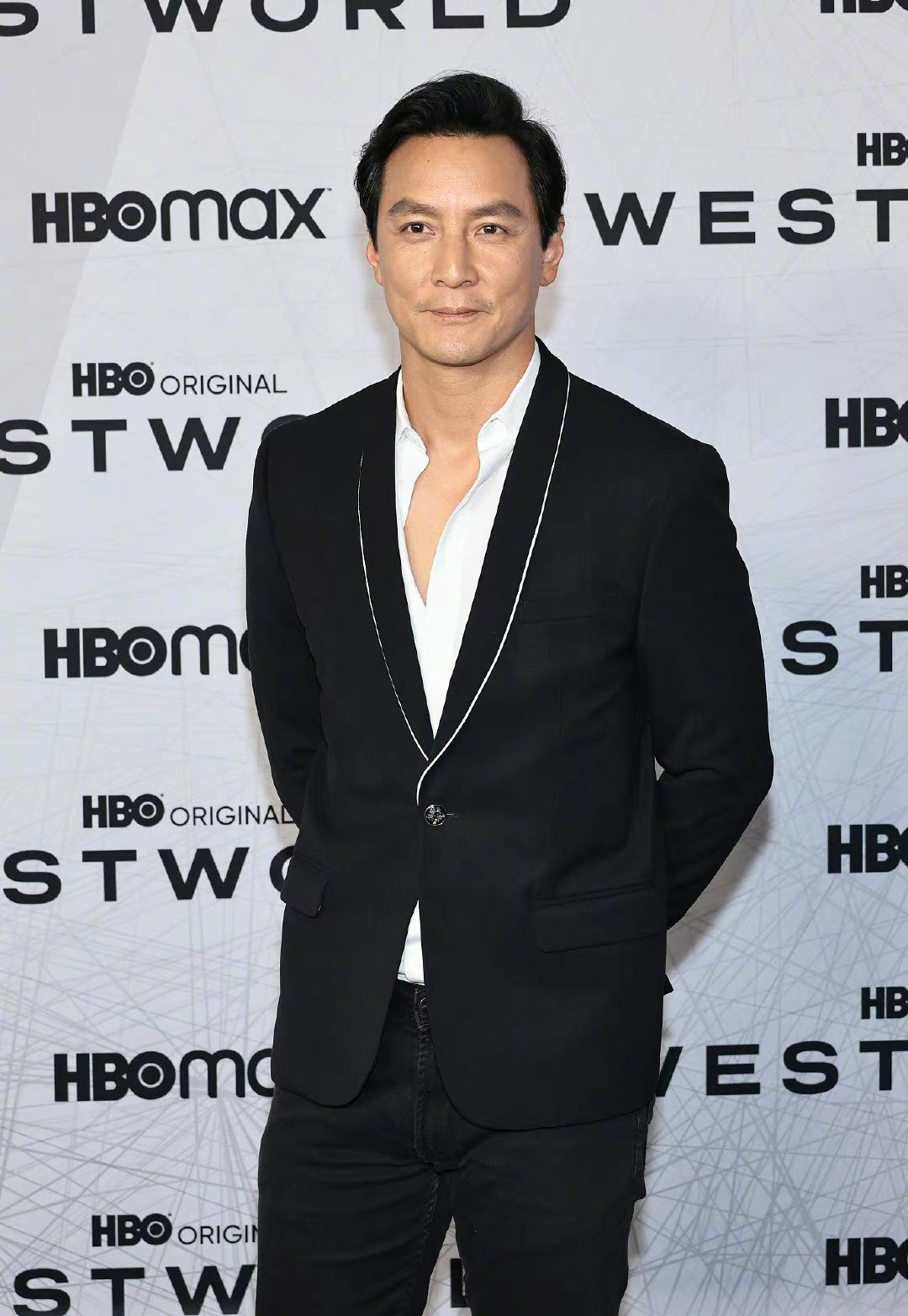 吴彦祖一家三口亮相,妻子瘦过头太男相,女儿正脸曝光太混血了