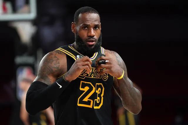 nba為什么捧詹姆斯（為何那么多人與媒體整天吹捧詹姆斯？就怪庫里離普通人太近了）