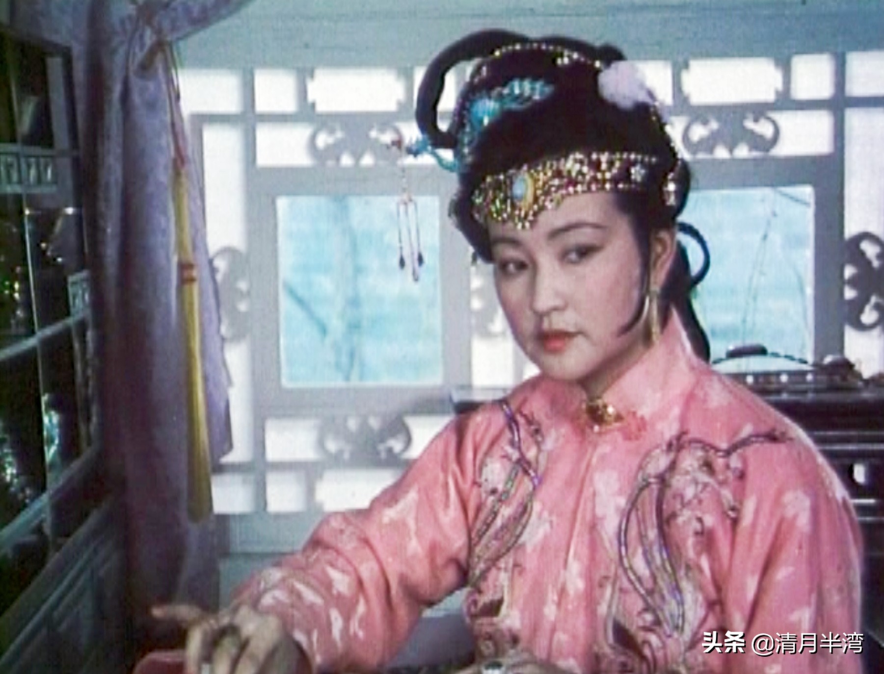 北影版《红楼梦》40位美人集锦，耐看不撞脸，打酱油的都惊鸿一瞥