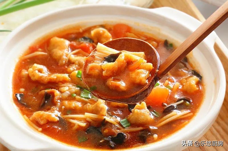 酸汤小酥肉，热热乎乎煮一锅，酸爽开胃，拌米饭能吃两碗