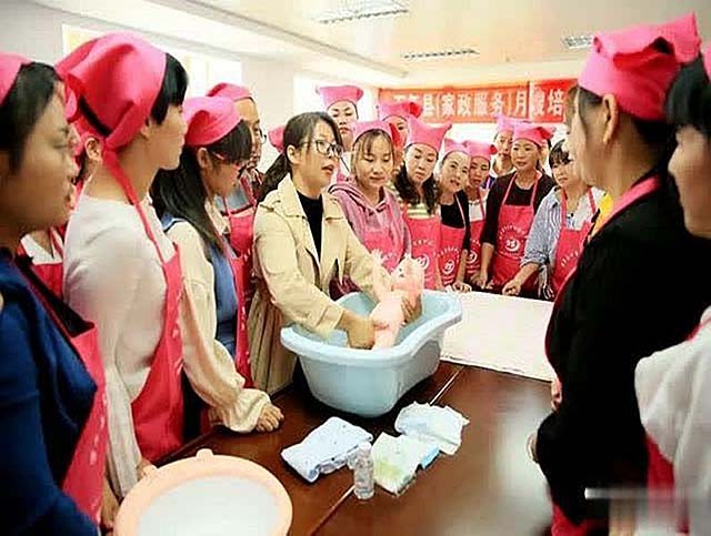 雇主跑路，拿不到工钱的保姆无私抚养两弃女，将她们培养成大学生