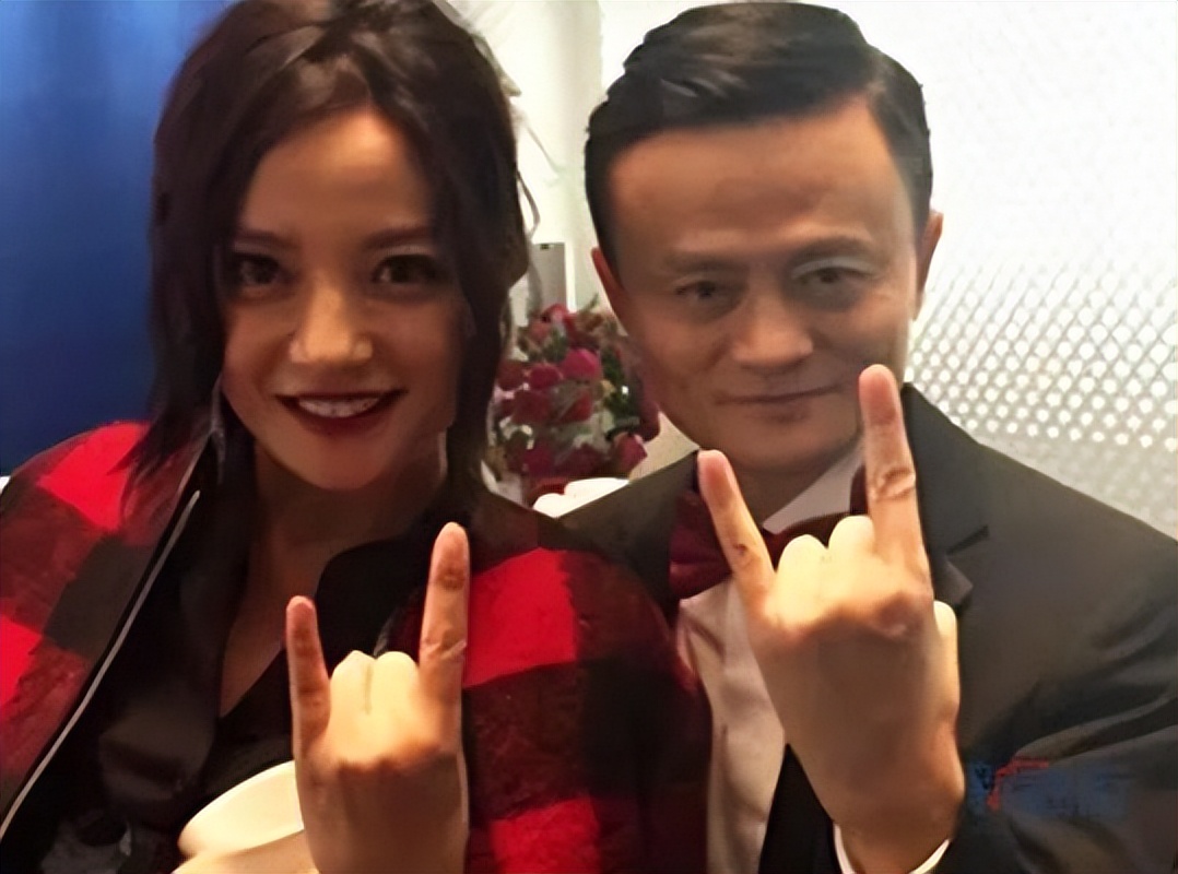 赵薇的老公黄有龙是出了名的,他的人脉很广,跟马云的关系也很好,马云