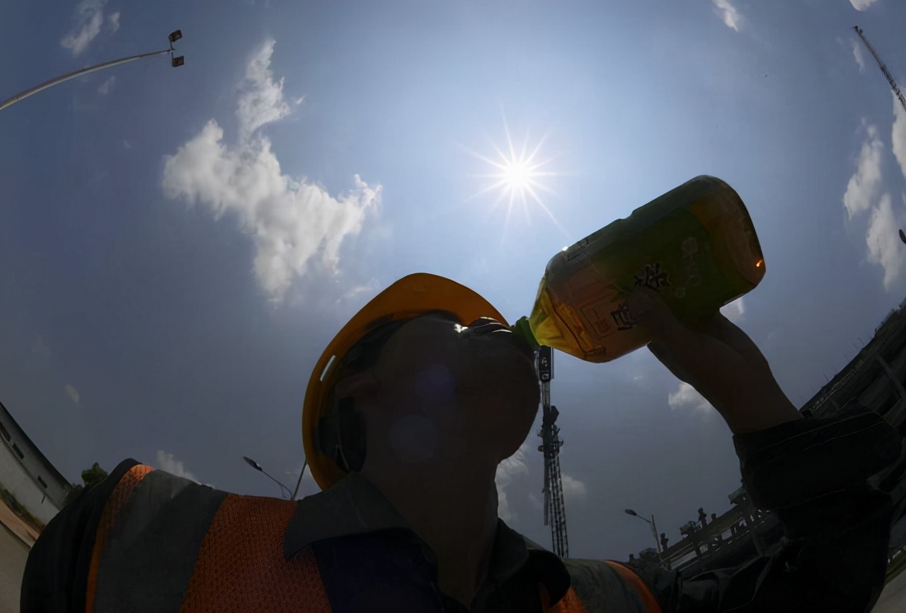 作文描写练笔丨天气炎热的环境描写该怎么写?教你几招请收好