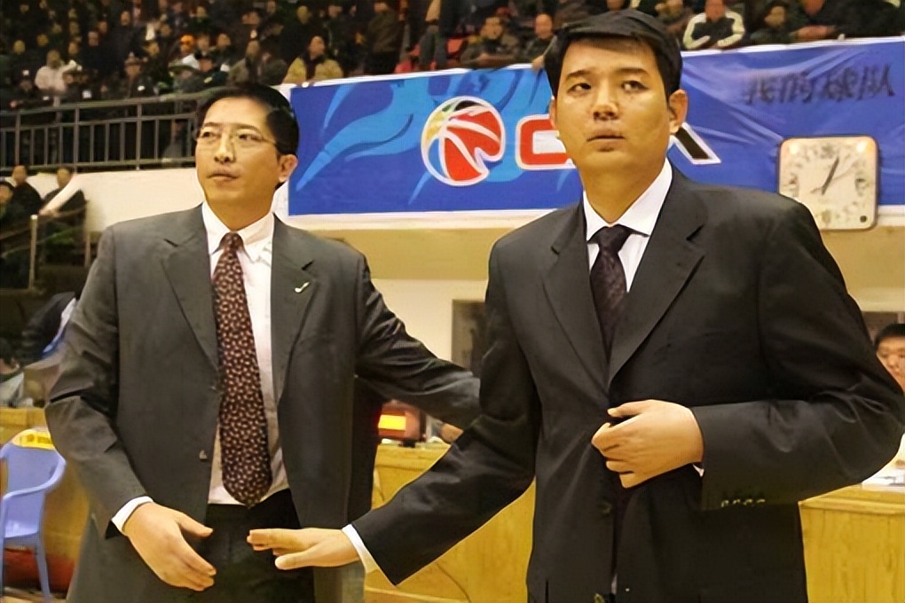 cba裁判为什么总偏北京男篮(第一名嘴杨毅嘲讽NBA裁判，却曝中国篮坛大黑幕！牵出96黄金一代)