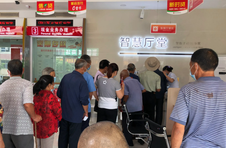 忘记密码银行不给挂失，往返千里开证明被拒，一怒之下把银行告了