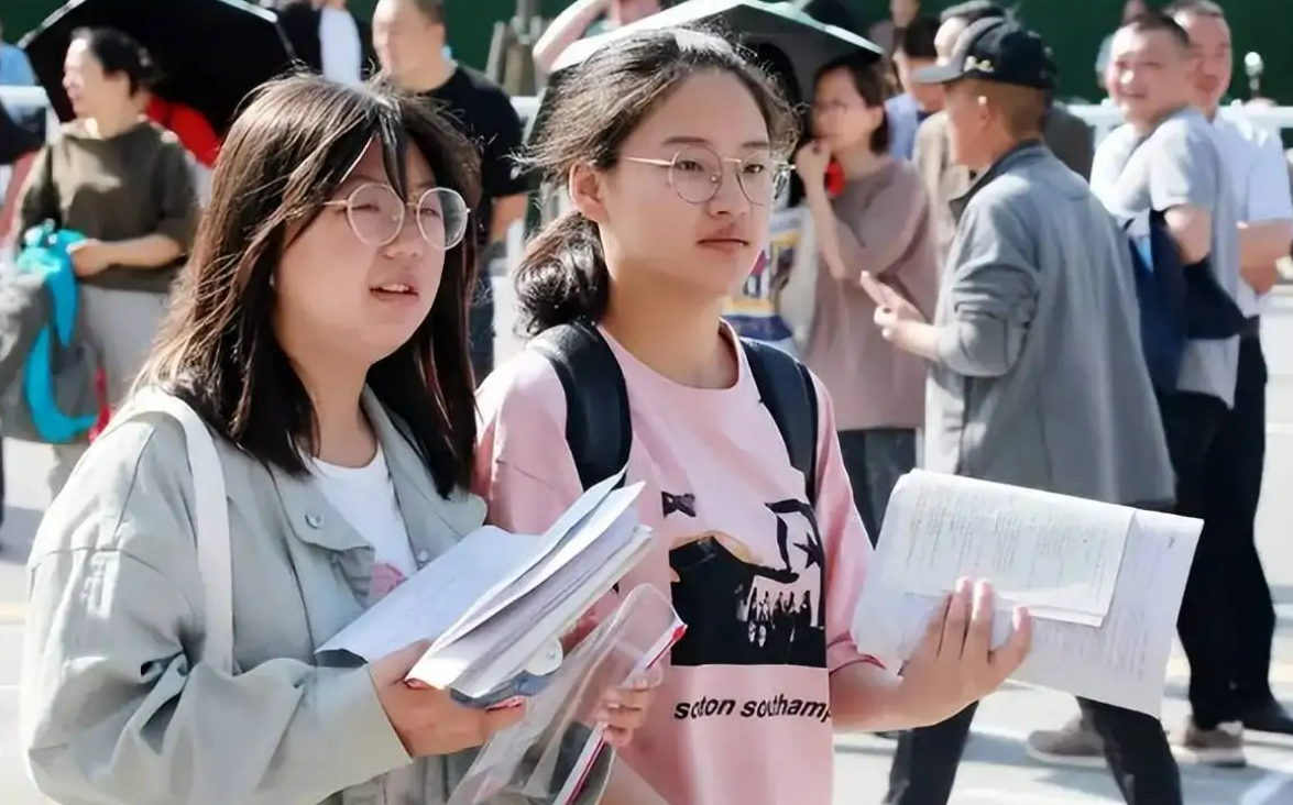 2022年毕业生首超千万人，就业难度再次升级，应届生该何去何从？