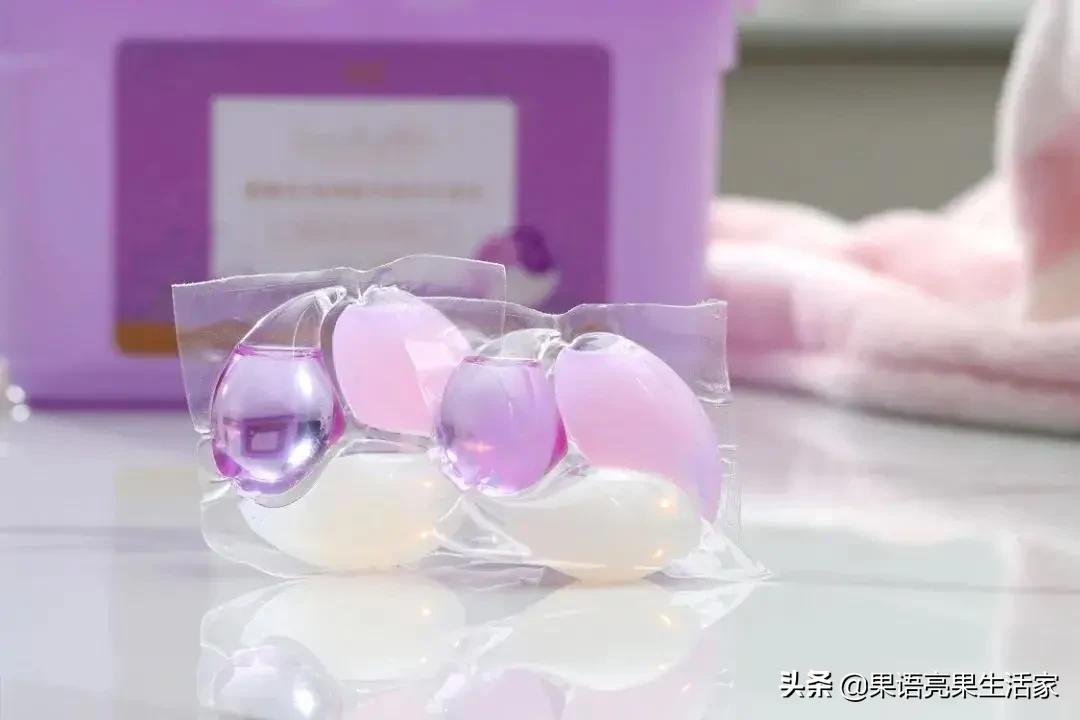 超能无患子植物中性洗衣液，温和护色，轻松去污。
