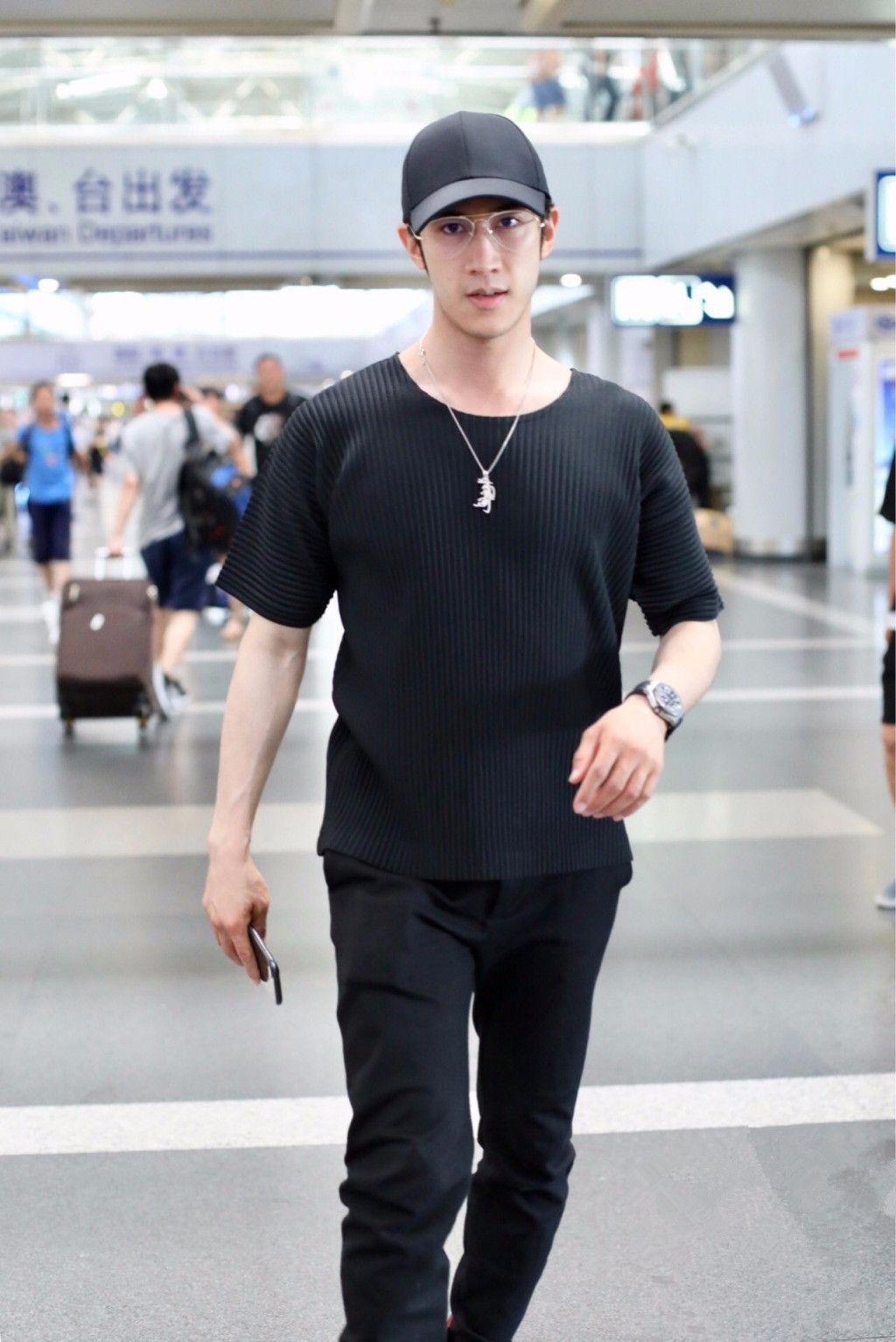 他是范冰冰传了9年的绯闻男友,如今36岁**已婚让人很意外