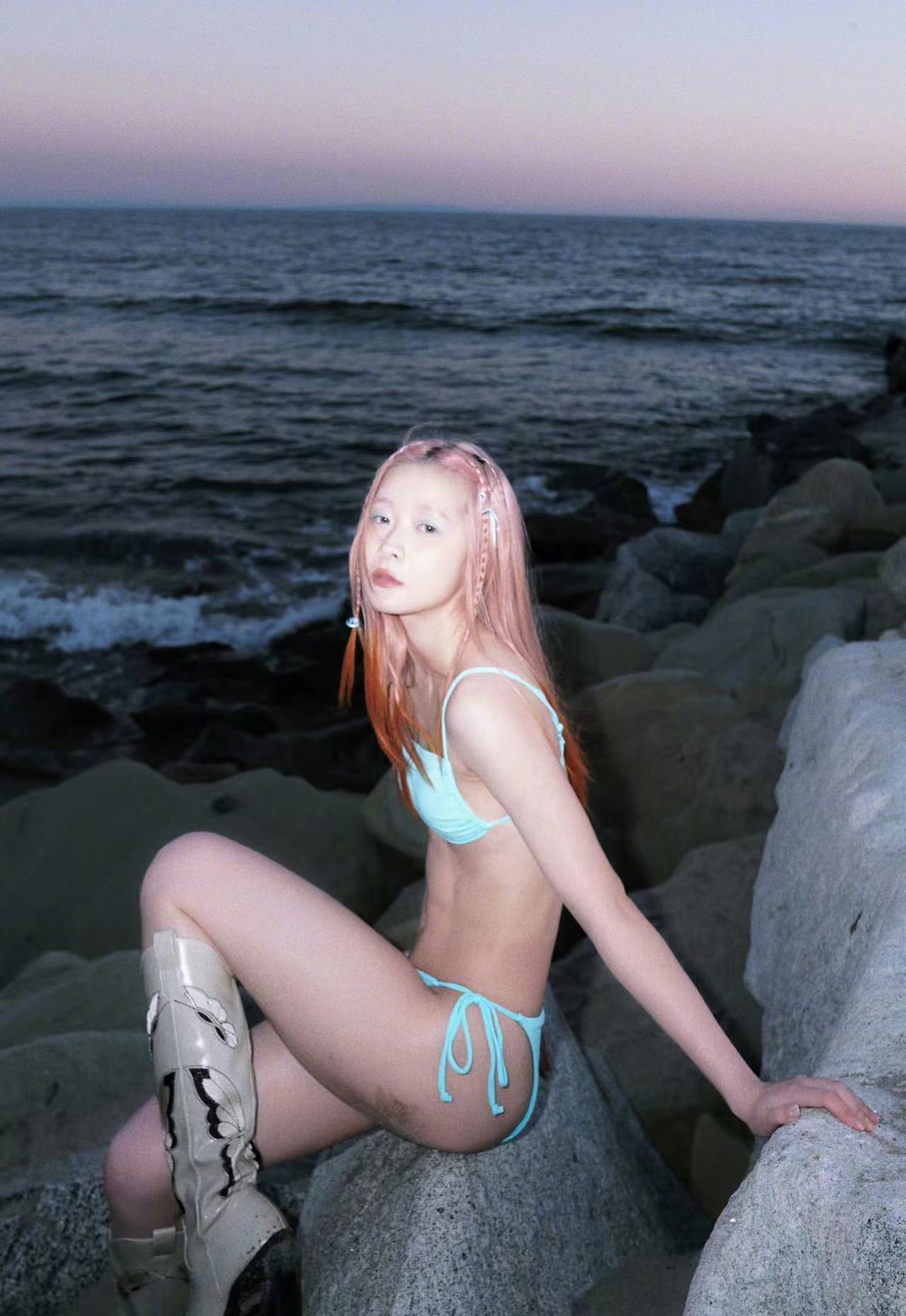 徐娇新电影(25岁徐娇晒比基尼美照！纤腰蜜桃臀身材火辣，赴美求学7年刚归国)