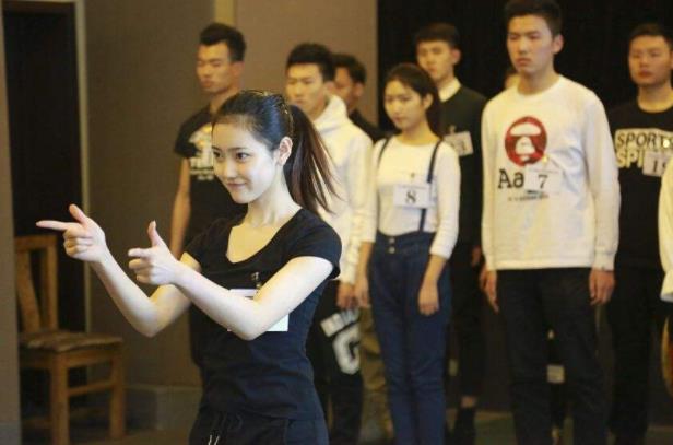 川传艺考火了，考生才艺展示“各显神通”，跳花绳堪称绝绝子