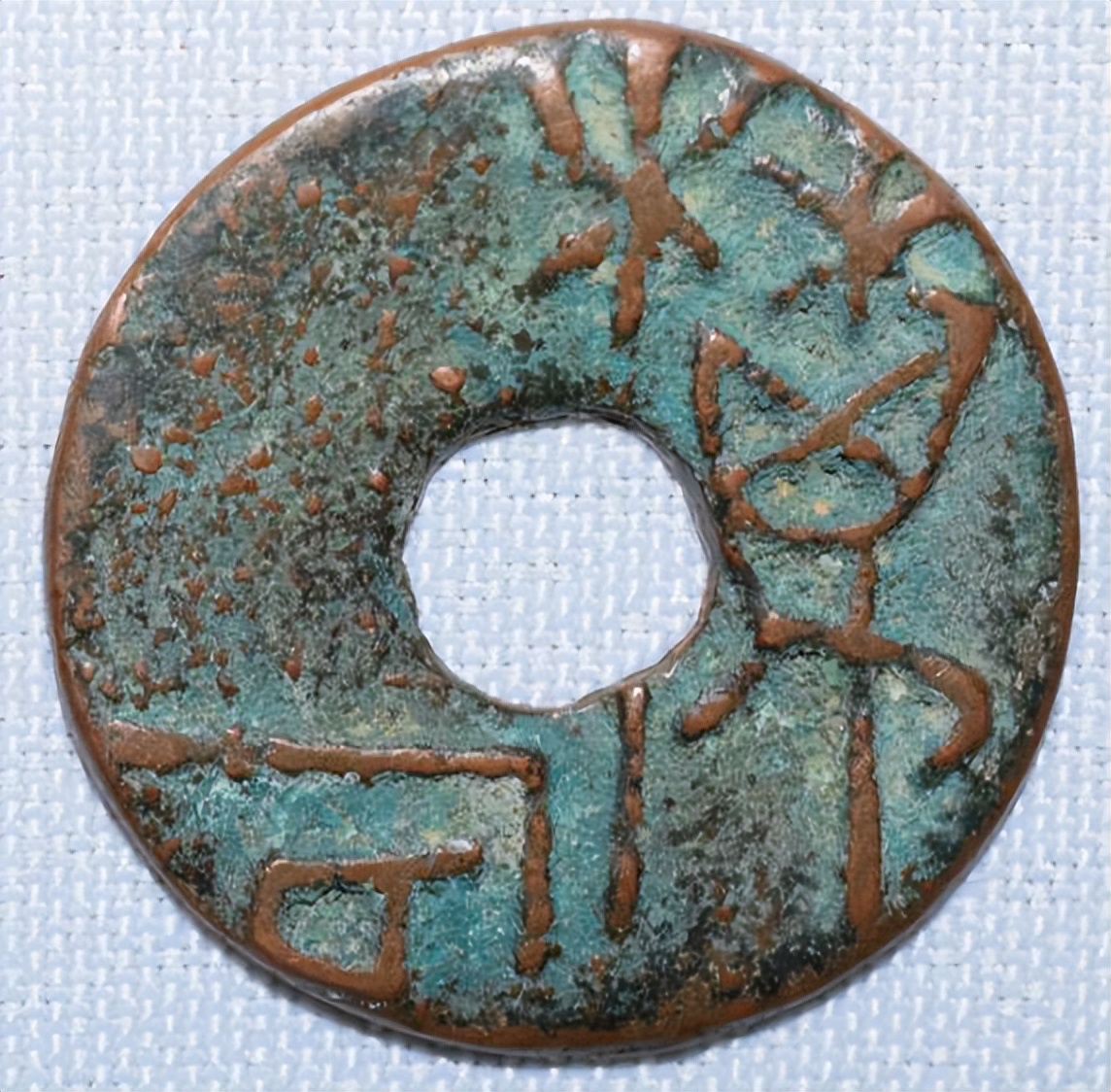 铸地:周王畿,魏,秦,赵等地币质:背铜特征:四形四孔.制古拙.面背无罪.