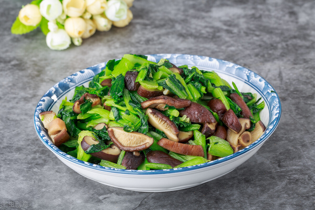 广东人炒青菜，为啥翠绿鲜嫩不出水？其实诀窍很简单，看完明白了