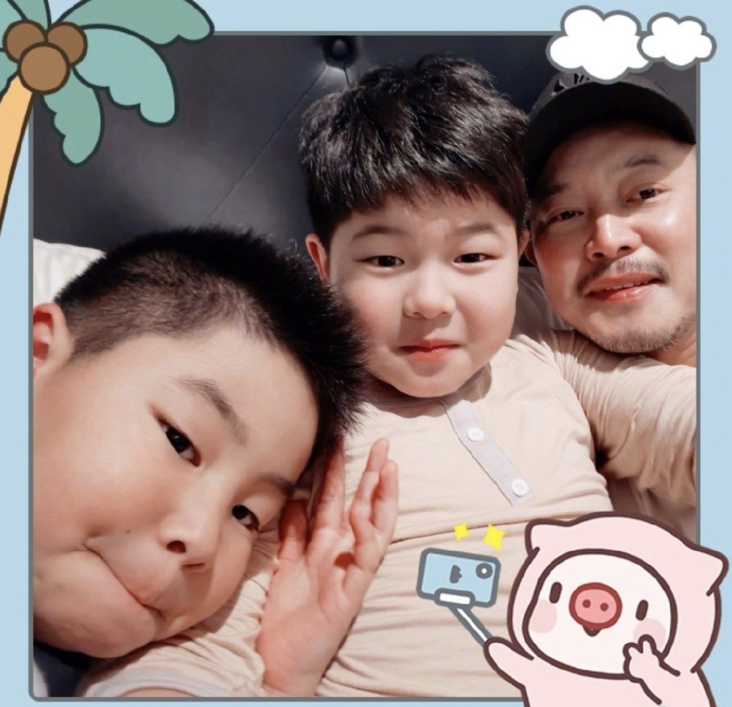 沙溢44岁生日，妈妈和妻子分别为他庆生，父子三人同框很温馨