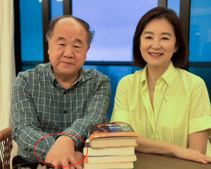 林青霞罕晒近况,与莫言在豪宅吃水饺喝茅台,男方双手叠放显拘谨