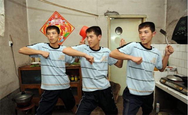 山东三胞胎同时考上同一大学，10年后同日成婚：爷爷盼着抱重孙