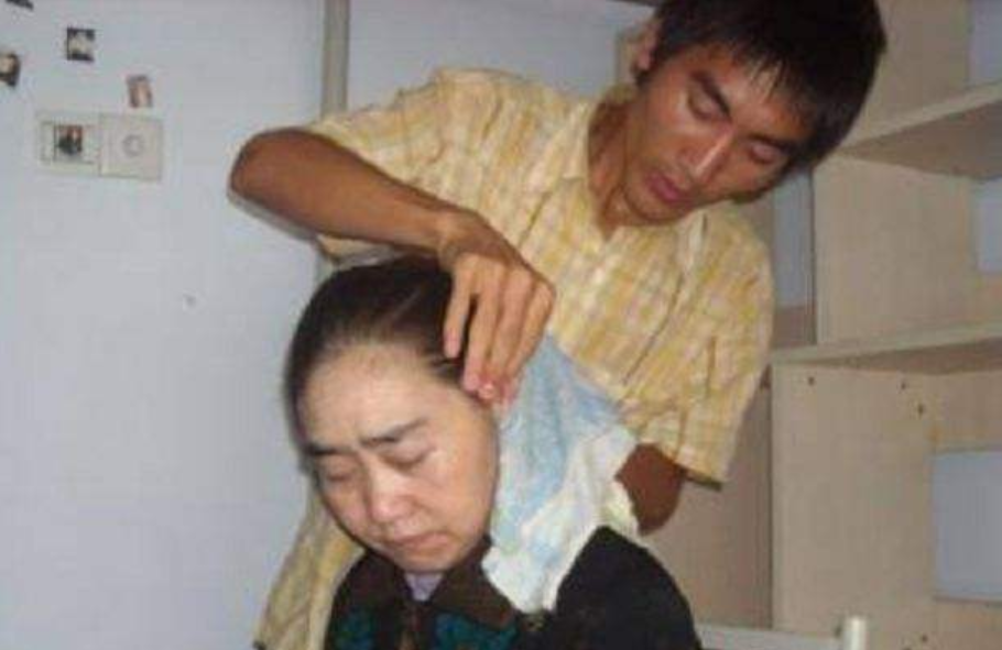 19岁背“疯母”千里求学，贵州第一孝子刘秀祥，后来成了副书记