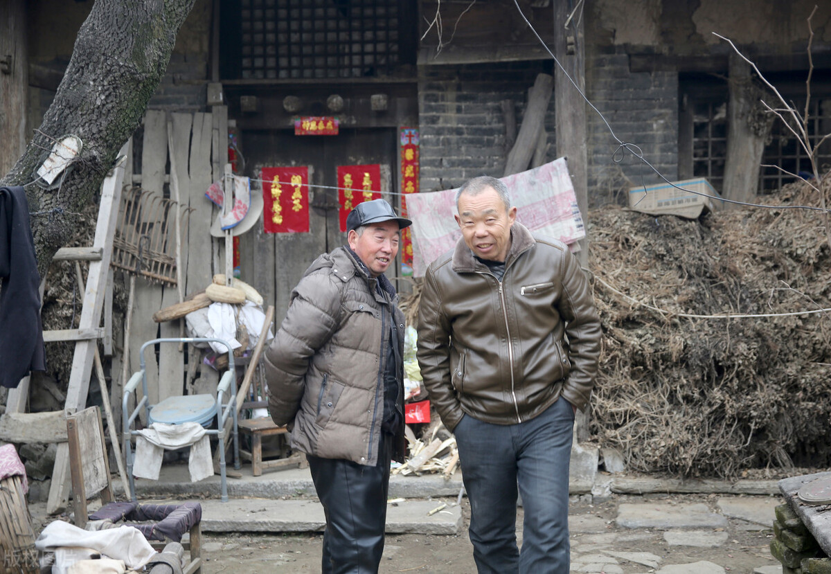 老人孤独无助，令人唏嘘感慨