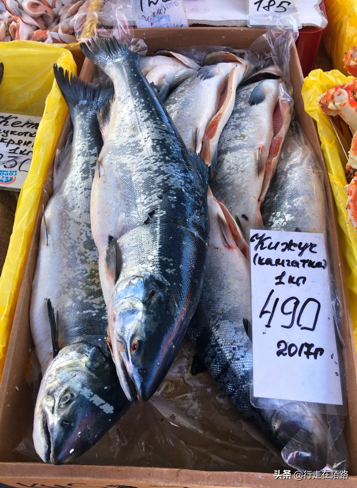 最好自己去码头边的生鲜市场购买,里面最便宜的海鱼一公斤也就70卢布