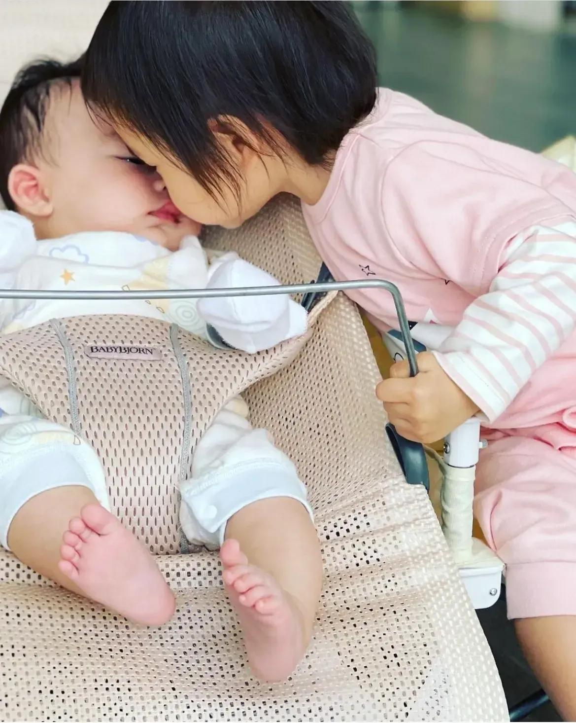 杨怡晒照为二胎儿子庆祝百日，小宝贝软萌出镜，和爸爸对视超有爱