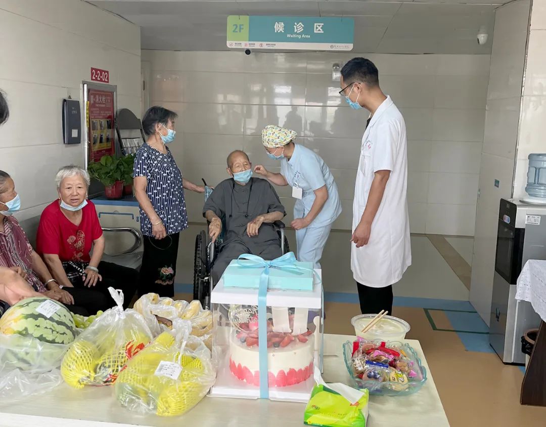 温馨之举 情暖病房——郸城县中心医院血液净化中心为83岁的抗美援朝老兵过生日