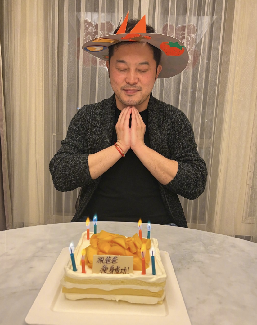 沙溢44岁生日，妈妈和妻子分别为他庆生，父子三人同框很温馨